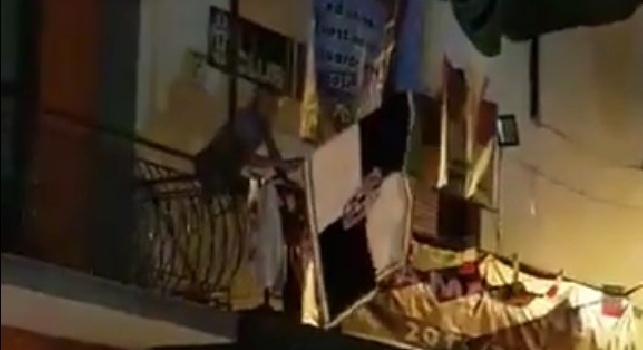 Napoli, rivolta anti Juve in provincia: assalto ai balconi bianconeri, via bandiere-drappi e striscioni [VIDEO]