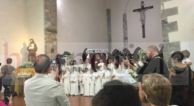 Fondi, ci sono le comunioni e il prete tifoso del Napoli si presenta con la sciarpa del Real: scoppia il polverone