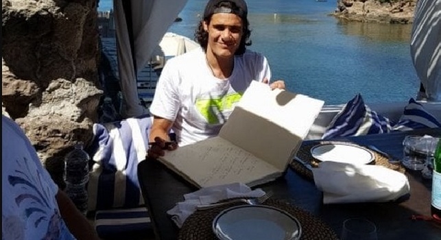 Quest'isola è un vero paradiso!: Cavani e il blitz ad Ischia con i figli [FOTO]