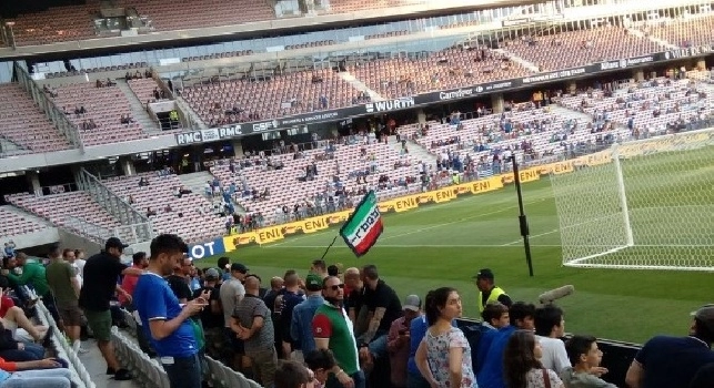 Italia-Uruguay, sugli spalti spunta un tifoso del Napoli [FOTO]