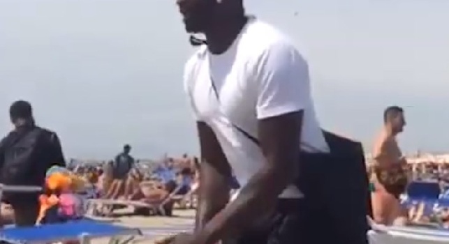 Un giorno all'improvviso a ritmo di bonghetto: show di un ragazzo africano sulle spiagge di Napoli [VIDEO]