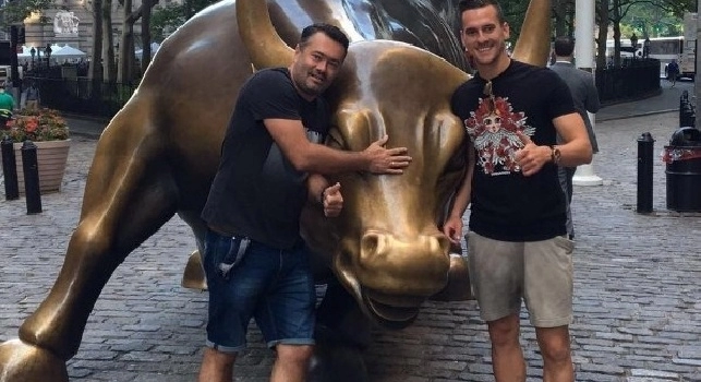 La 'Grande Mela' rapisce Milik: relax a New York, scatto di fianco al toro di Wall Street [FOTOGALLERY]