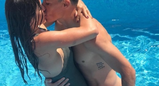 <i>Romantico</i> Callejon: bacio in piscina a Motril con la sua Marta [FOTO]