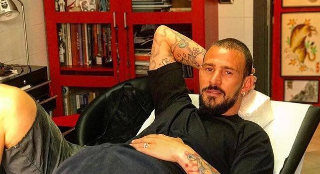 Nuovo tatuaggio per Floro Flores: Quando vieni a Napoli devi fare tre cose... [FOTO]