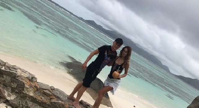 Giro in elicottero, cocktail e mare per Zielinski: le sue vacanze da sogno alle Seychelles [FOTO e VIDEO]