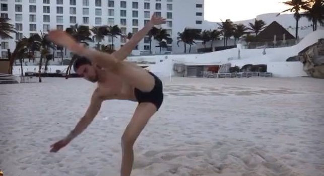 Show in spiaggia di Jorginho, non col calcio ma... con la capoeira! [VIDEO]
