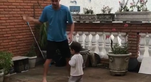 Jorginho e suo figlio alle prese con lo strummolo, un antichissimo gioco napoletano [VIDEO]
