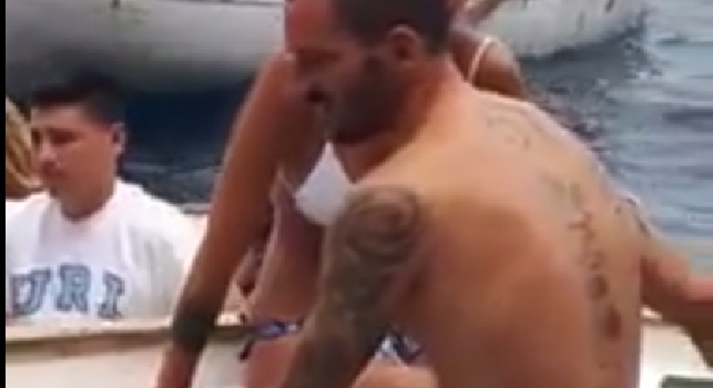O' triplete t'e' rimast 'ngann. Barcaiolo sfotte Bonucci a Capri con un ritornello show! [VIDEO]
