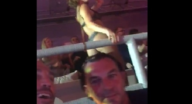 Cannavaro e Aronica in discoteca, musica a palla e <i>sexy</i> ballerine [VIDEO]