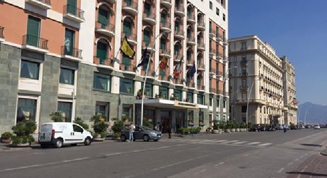 De Laurentiis lascia l'hotel Vesuvio, si dirige presso la sede de Il Mattino