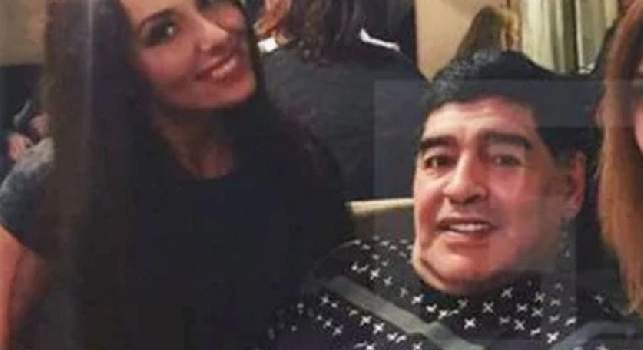 Ekaterina Nadolskaya accanto a Maradona