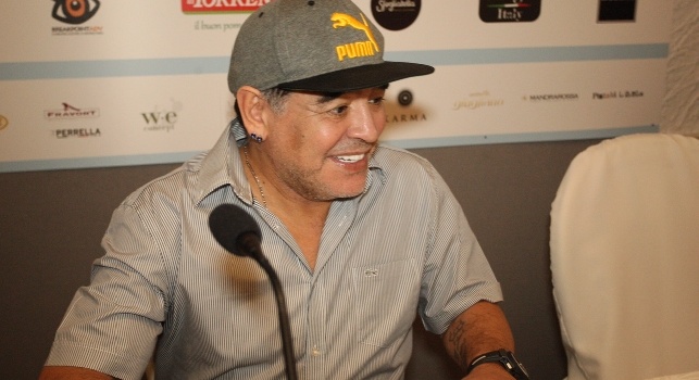 Diego Armando Maradona a Napoli in conferenza stampa