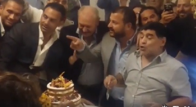 Maradona a Villa D'Angelo, taglio della torta e discorso finale: Da quando sono andato via, non ho più visto il San Paolo pieno! [VIDEO]