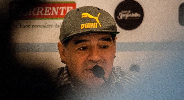 Clamoroso - Cittadinanza onoraria, Maradona non vuole andare in Comune: La cerimonia tra la gente