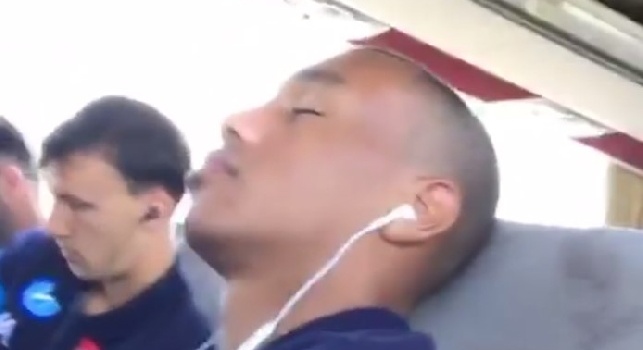 In viaggio verso Dimaro, Leandrinho s'addormenta e Jorginho lo sfotte [VIDEO]