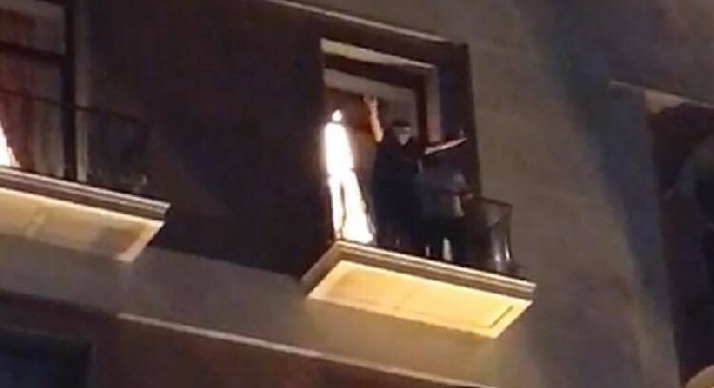 Chi non salta juventino è!, Maradona scatenato salta e saluta i tifosi dal balcone dell'hotel [VIDEO CN24]