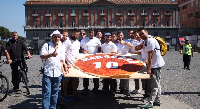 Maradona Day a Piazza del Plebiscito: dedicata una maxi-pizza all'argentino [FOTOGALLERY CN24]
