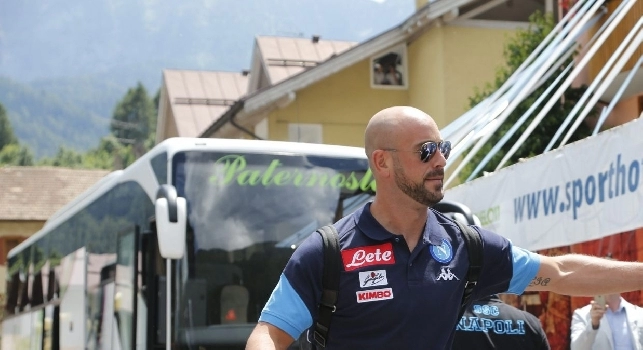 Il Roma, Scotto: Reina ha chiesto di risolvere la questione rinnovo prima della fine del ritiro. Riunione in corso tra Quillon e De Laurentiis
