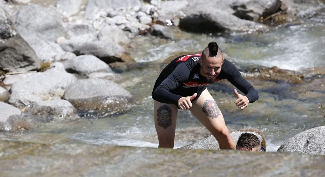 Hamsik tempra i suoi muscoli nel fiume ghiacciato dopo l'allenamento