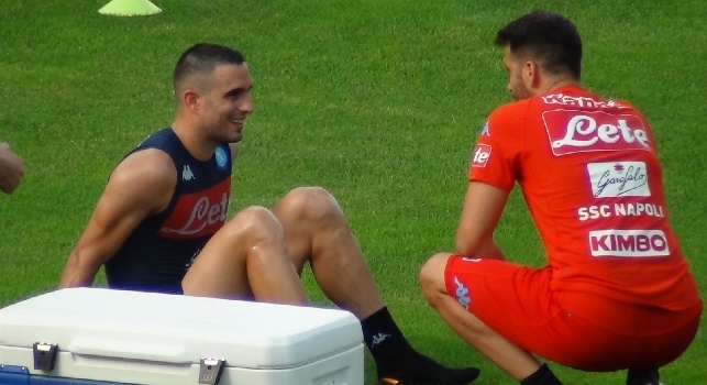 Maksimovic si ferma durante l'allenamento, stretching a bordo campo con i fisioterapisti [FOTOSEQUENZA CN24]