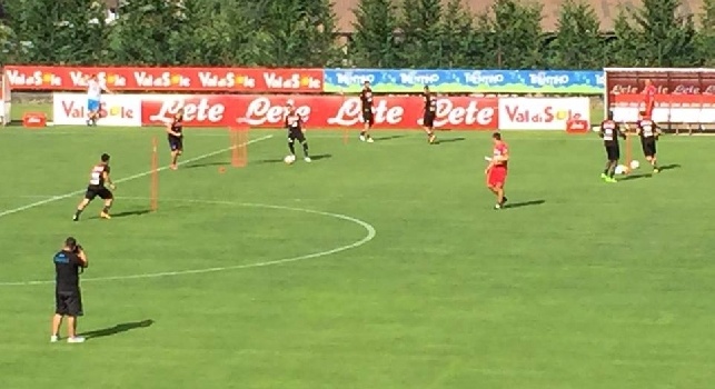 Sole cocente e caldo torrido, ma Callejon resta <i>fedele</i>: maniche lunghe e calzettoni alzati [FOTO CN24]