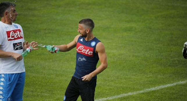 Mertens innaffia l'assistente D'Avino