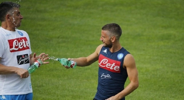 Mertens innaffia l'assistente D'Avino