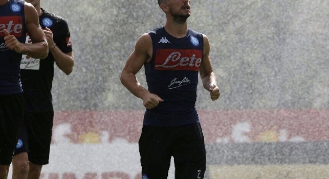 Mertens sotto l'acqua dell'innaffiatoio