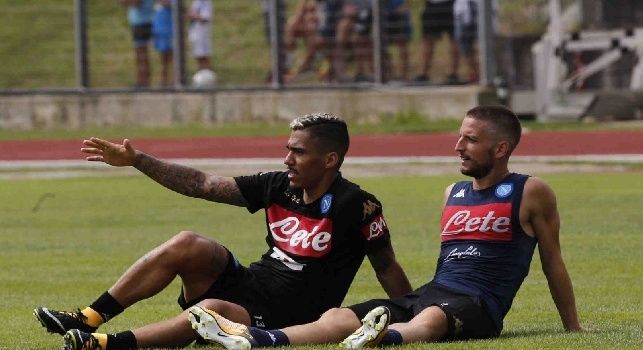 Allan-Mertens, che abbraccio in allenamento: i due...rotolano sull'erba [FOTOSEQUENZA CN24]