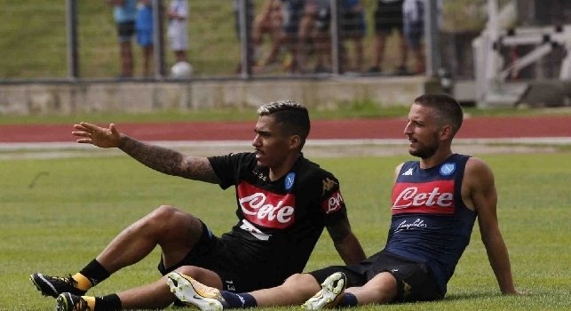 Allan-Mertens, che abbraccio in allenamento: i due...rotolano sull'erba [FOTOSEQUENZA CN24]