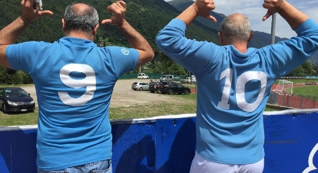 Due tifosi con le maglie indossate da Maradona e Giordano