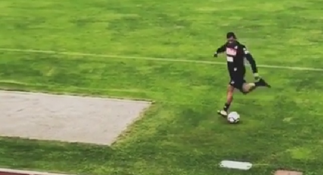 Ghoulam show, chiude l'allenamento con una rabona verso gli spalti [VIDEO]