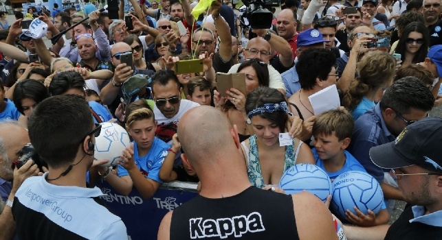 Reina fa esplodere i tifosi: centinaia di autografi e foto per Pepe, lo spagnolo travolto dai fans [FOTO & VIDEO CN24]