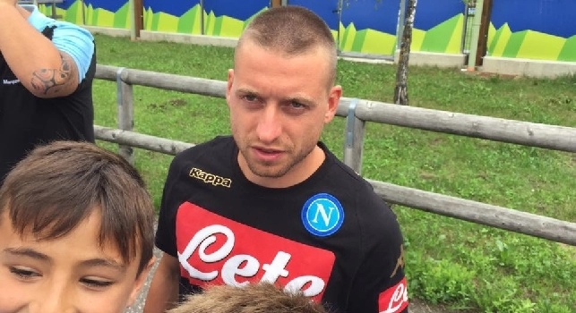 Dimaro, autografi e selfie con i tifosi: "Giack, resti a Napoli?", immediata la risposta dell'azzurro [VIDEO]