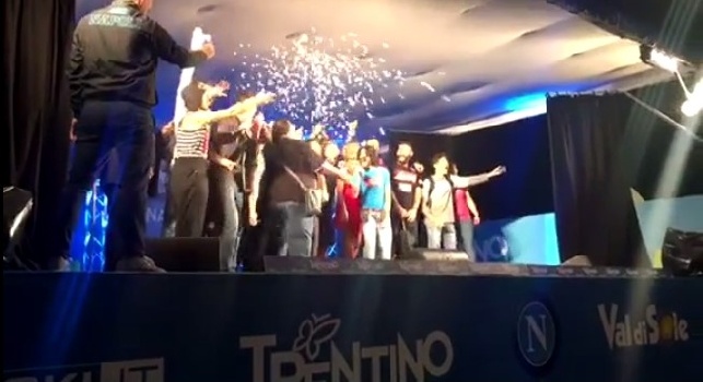 Mertens, Tonelli e Maggio sul palco con 'Made in Sud': l'urlo The Champions incanta Dimaro [VIDEO]