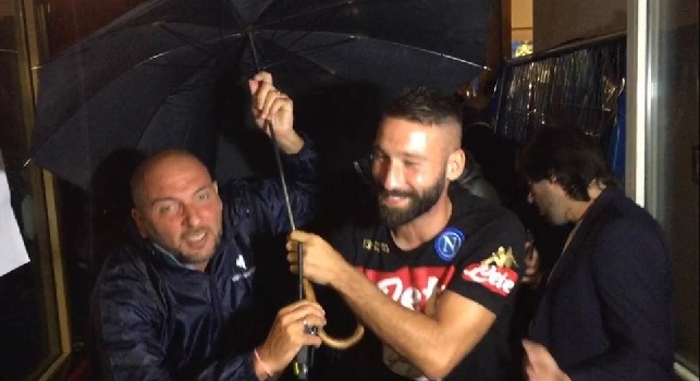 Pioggia battente, dopo lo show Tonelli continua a scherzare dietro le quinte [VIDEO CN24]