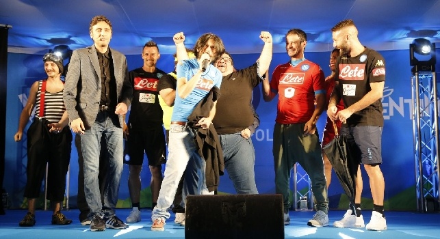 Mertens, Tonelli e Mertens sul palco con i comici di Made in Sud