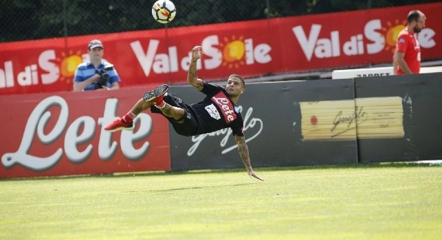Lorenzo Insigne in rovesciata all'allenamento sul Comunale di Carciato