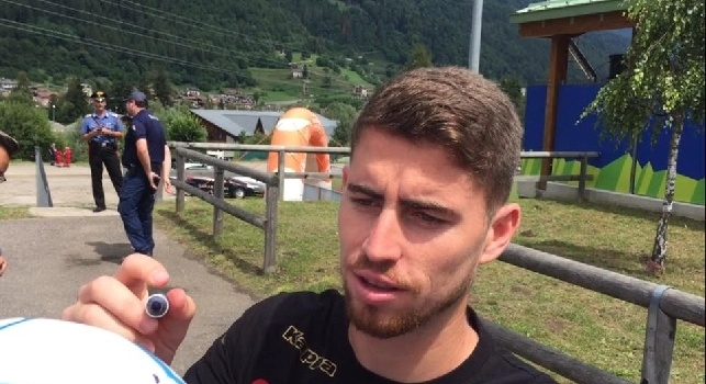 Ti do 100 euro, fai un gol alla Juve!: fantastico siparietto Jorginho-tifosi, il brasiliano reagisce cos&igrave; [VIDEO CN24]
