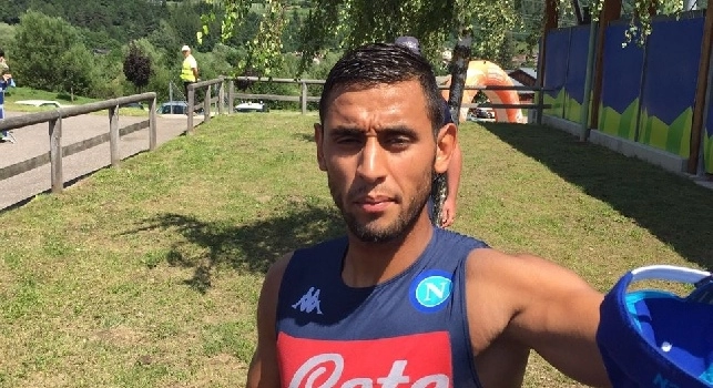 Faouzi Ghoulam firma gli autografi ai tifosi del Napoli