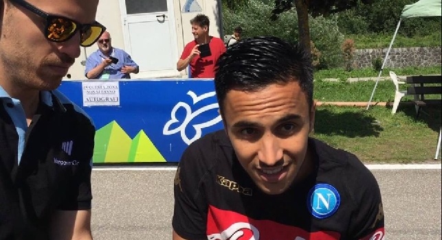 Adam Ounas firma gli autografi ai tifosi a Dimaro
