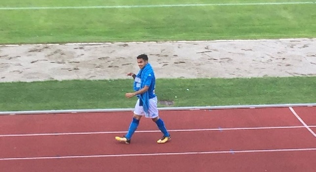 Sostituito dopo 27', i tifosi lo applaudono mentre esce dal campo: Ounas saluta e sorride