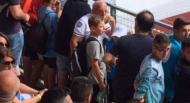 Preso di mira perché ha lo zaino della Juve, bimbo piange in tribuna a Dimaro: gli altri tifosi insorgono [FOTO CN24]