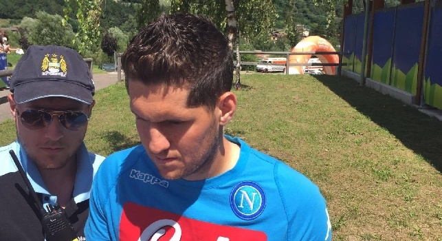 Rafael mentre firma gli autografi ai tifosi del Napoli