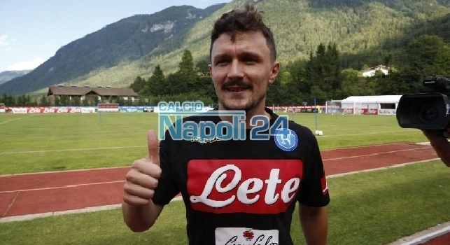 Finito il riscaldamento in palestra, Mario Rui esce e saluta i tifosi che lo acclamano [FOTO CN24]