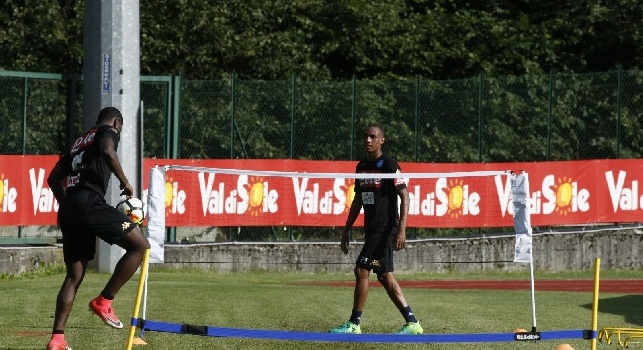 Zapata e Leandrinho giocano a calcio-tennis