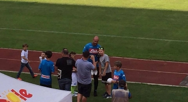 Bimbo con lo zaino Juve, la SSC Napoli lo invita a bordo campo: foto e autografi con i suoi idoli [FOTO CN24]