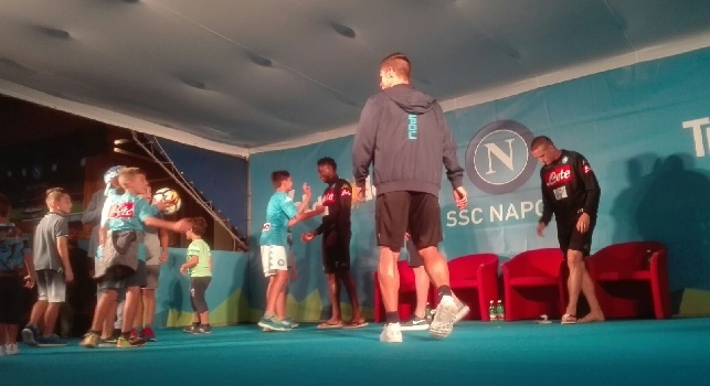 Dimaro, dei bambini chiedono agli azzurri di salire sul palco per giocare a calcio: richiesta accettata!