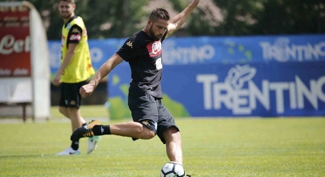Pavoletti, Pavoletti, Pavoletti!: l'attaccante azzurro osannato dai tifosi, ovazione all'uscita dal campo
