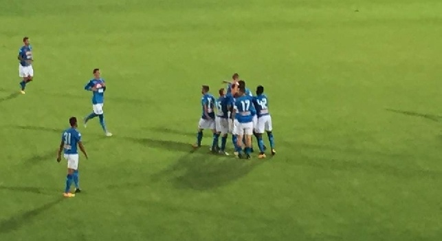 Amichevole Napoli-Trento 7-0, gol Chiriches da centrocampo